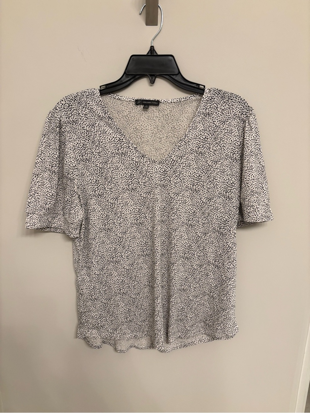 Adrianna Papell Black and White Short Sleeve V-Neck Printed Top
